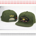 Snapback verde com cinta de couro